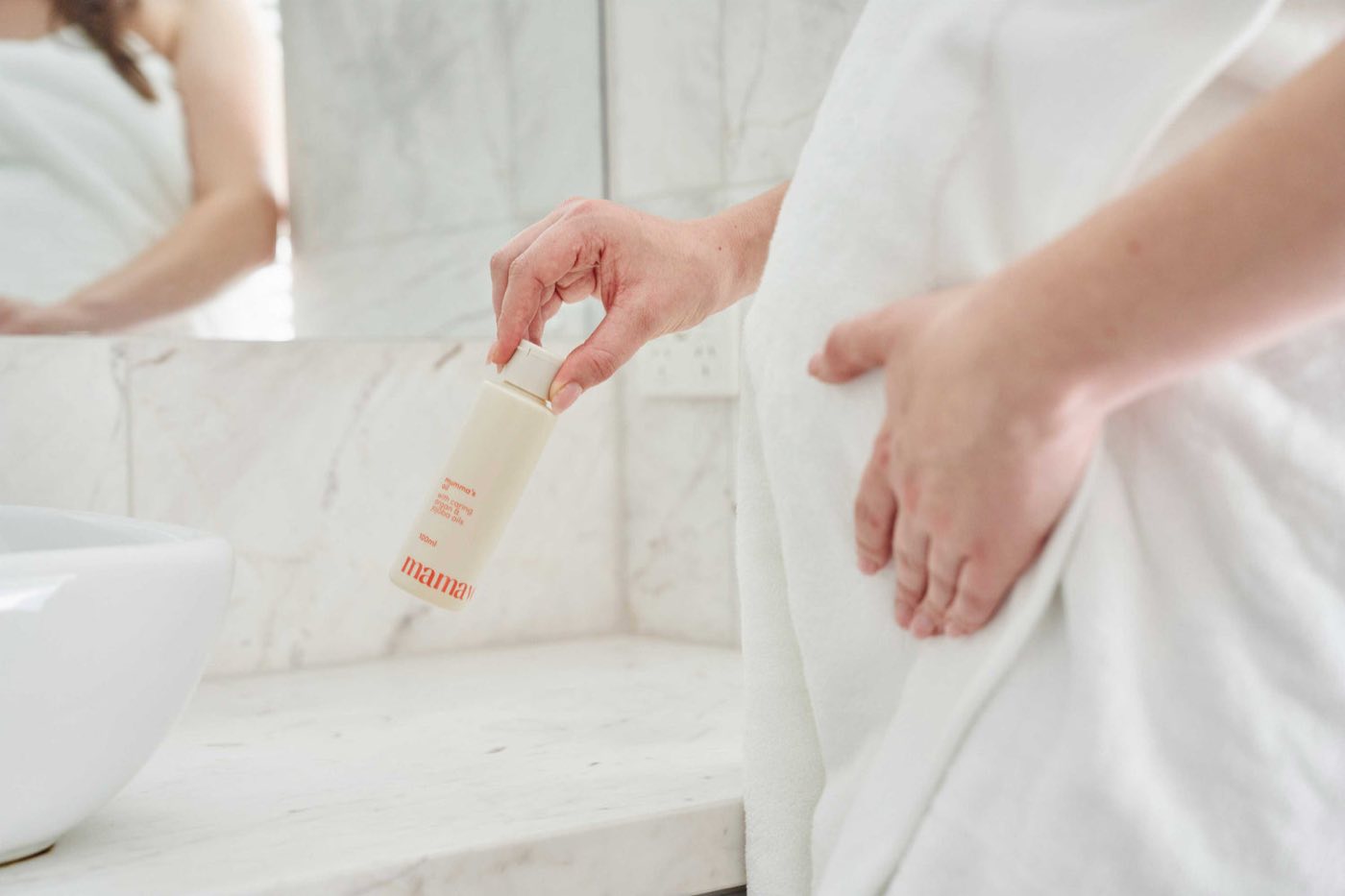 Hands using a Mamave product at the bath